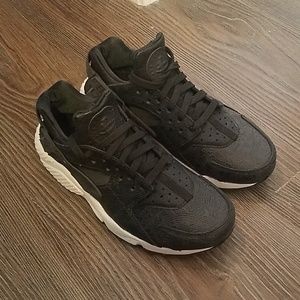 Women's Nike Huarache Black & Premium Paisley